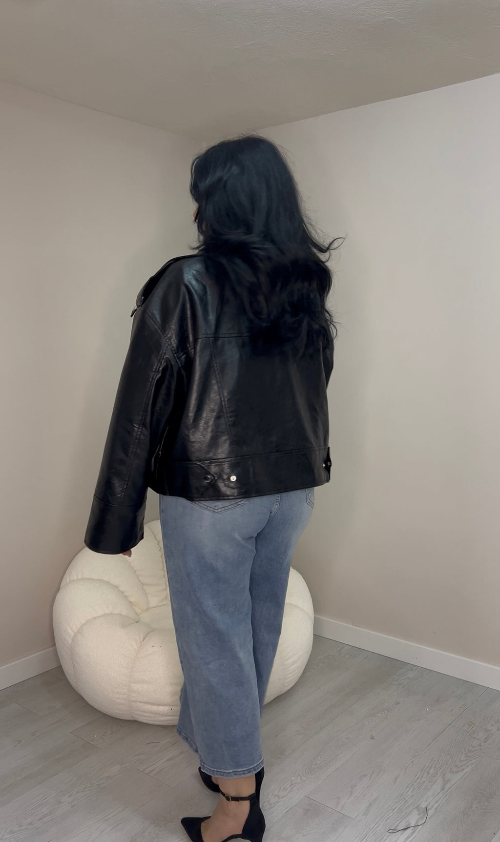 Oversized δερματίνη jacket με ασύμμετρο κλείσιμο - Μαύρο