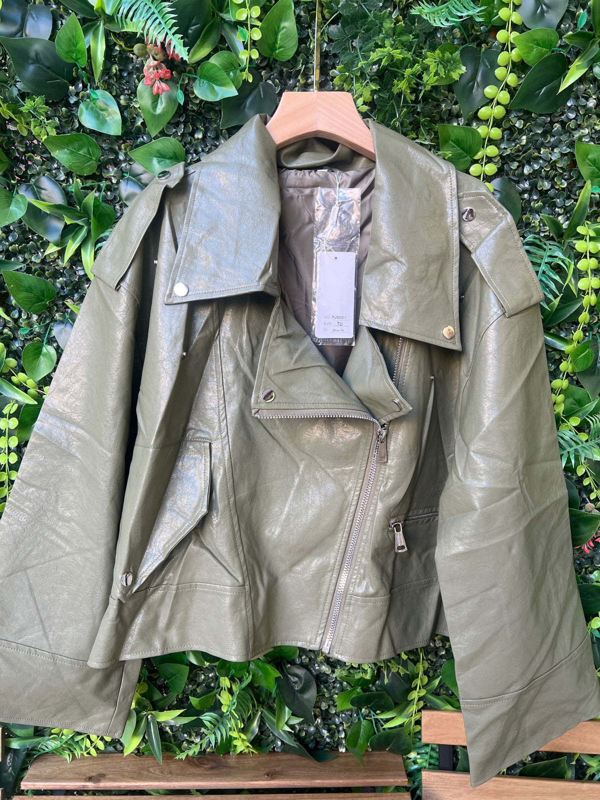 Oversized δερματίνη jacket με ασύμμετρο κλείσιμο - Olive